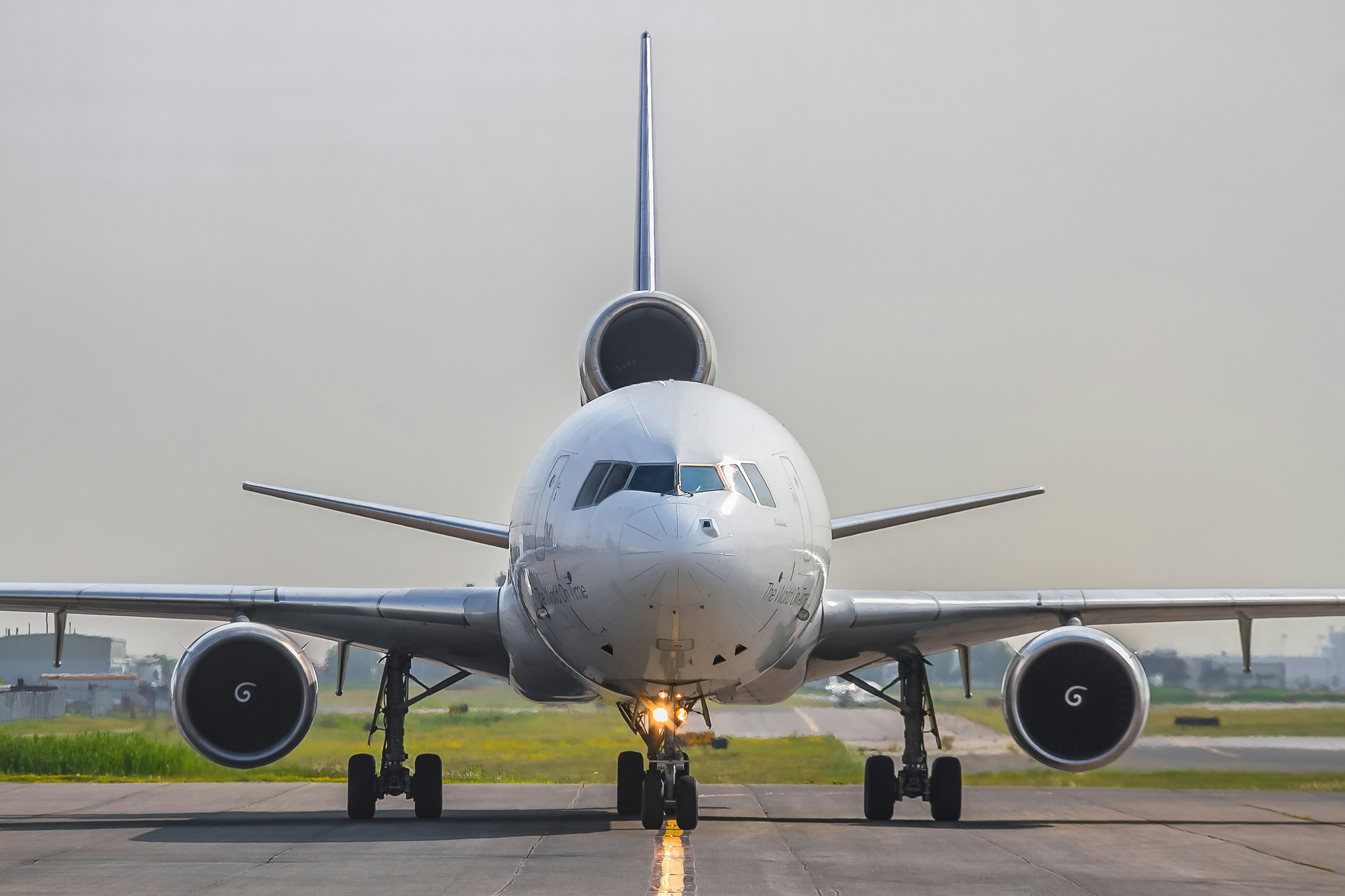 Avión carguero visto de frente